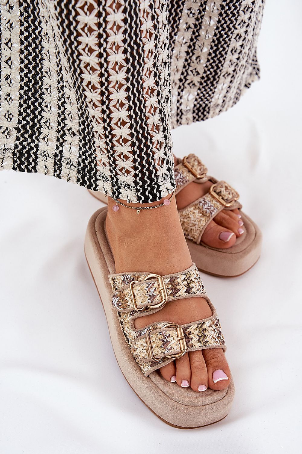  Şlapi model 209947 Step in style 