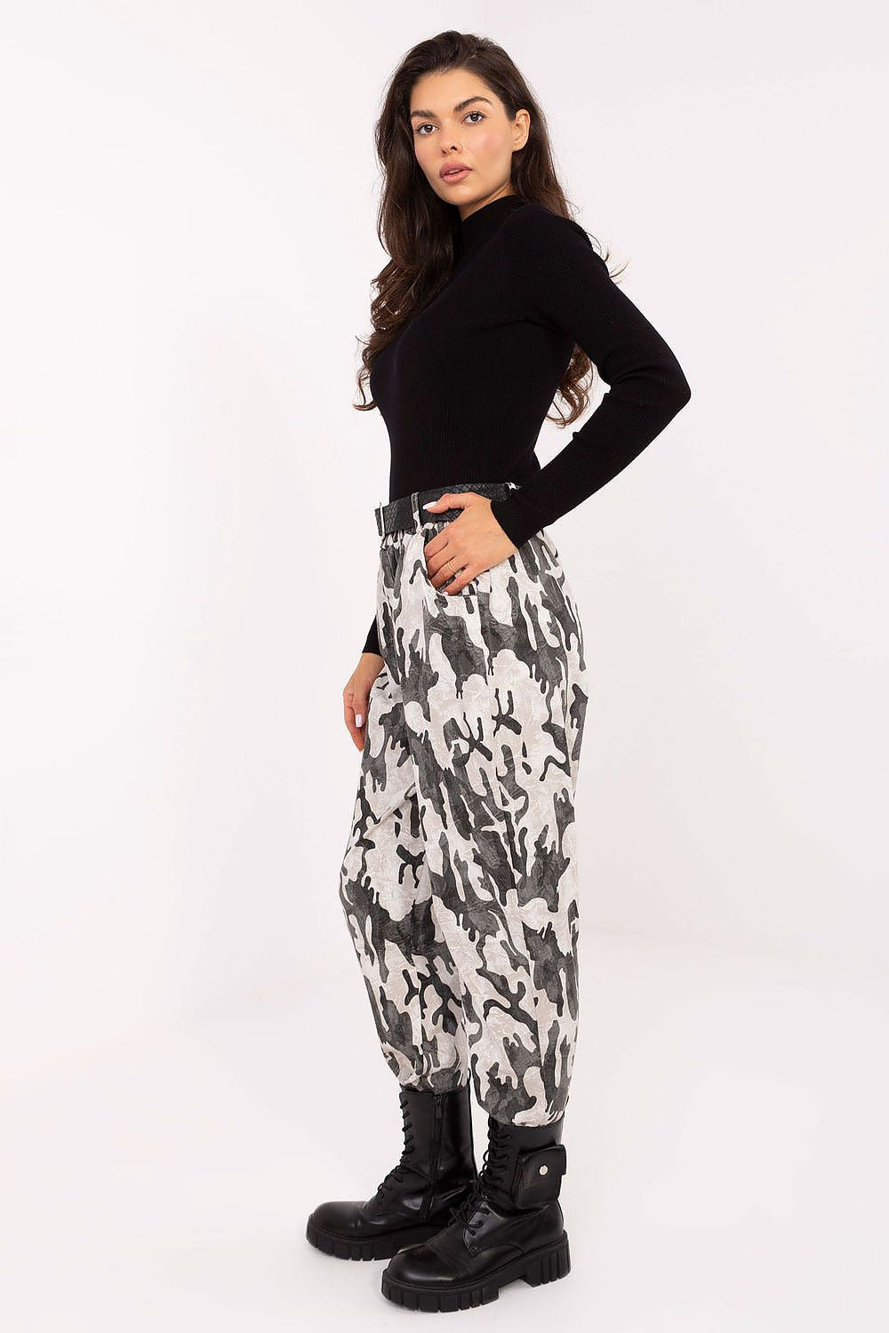  Pantaloni de damă model 218437 Italy Moda 