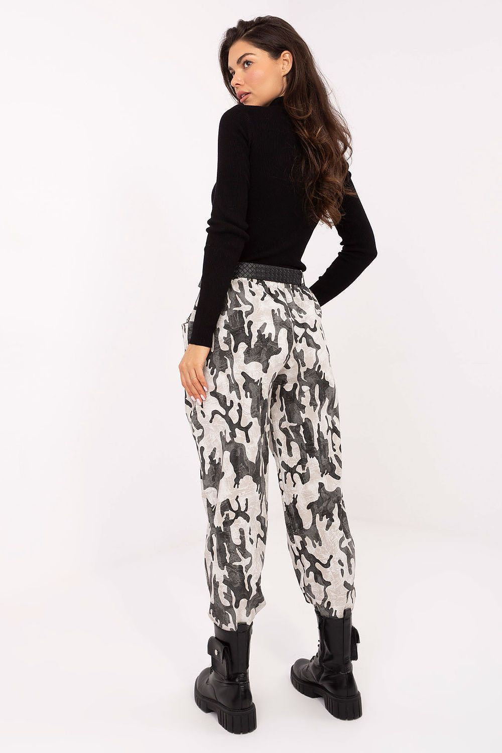  Pantaloni de damă model 218437 Italy Moda 